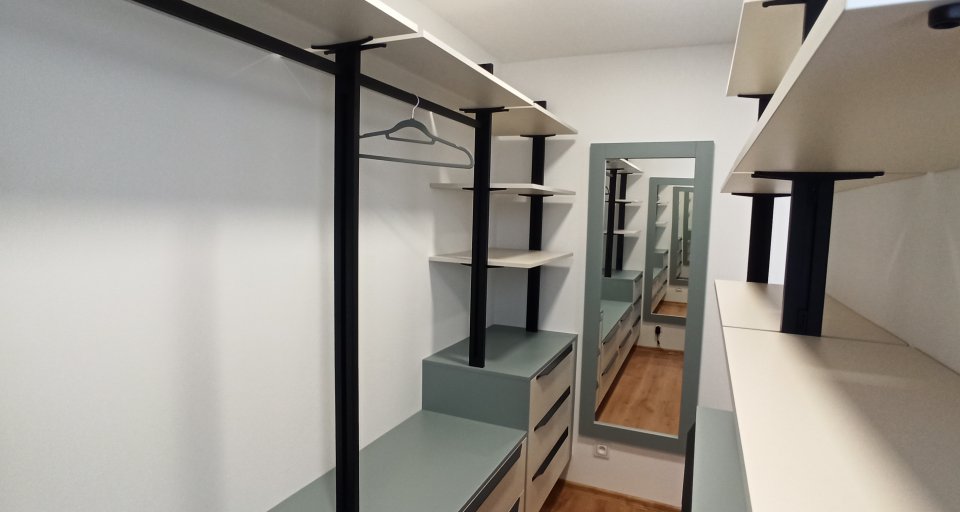 Moderní šatna – elegantní a funkční řešení